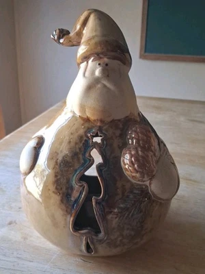 Castiçal votivo rústico de cerâmica vitrificada 8 polegadas de altura Papai Noel com recorte de árvore e estrela - Imagem 1 de 4