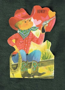 Vintage 60er Jahre HOWDY! Valentinskarte Cowboy sitzen Zaun Kurzwaffe Herz unsigniert A - Bild 1 von 2