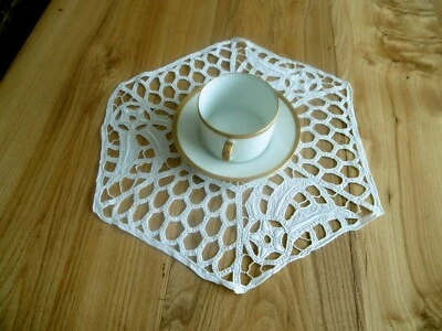 Napperon  en lin avec broderies   ( 43.5 x 37 cms ) - Photo 1/4