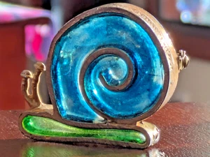 60er Jahre Mr We signierte blau grüne Schnecke Kunstglasmalerei goldfarbene Brosche Anstecknadel RAR - Bild 1 von 18