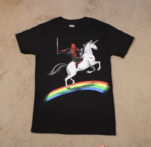 Camiseta Marvel Deadpool Riding Unicorn Rainbow Gráfico (SM) Negra Licencia Nueva Sin Etiquetas - Imagen 1 de 5