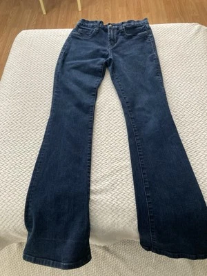   Lindos y elegantes pantalones de mezclilla para dama Henry&Belle oscuros con forma micro acampanada talla 27x32 Foto 1 de 4