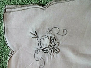 6 NEW PALE CREAM NAPKINS. SCALLOPED EDGES EMBROIDERED 16" SQUARE - Picture 1 of 3