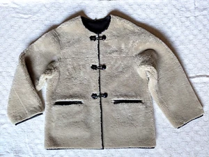 CHAQUETA DE MUJER ICÓNICA DE PIEL DE OVEJA DE PIEL SINTÉTICA APLIQUES DE MANGO TALLA XL - Imagen 1 de 15