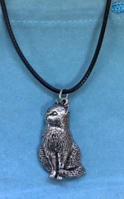 Sitting Cat Silver Pewter Pendant On A Cord Foto 1 de 4