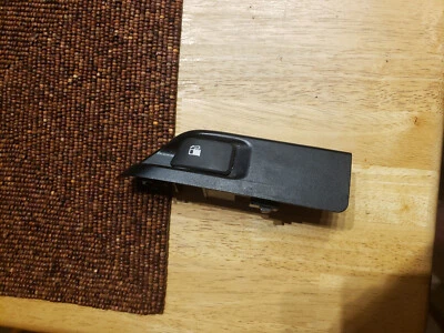 Manija de liberación de puerta de combustible SCION tC 2011-2016 OEM Foto 1 de 3