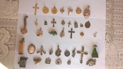 GROSSES KONVOLUT ANTIKE ANHÄNGER MASSIV SILBER PLATTE GOLD UND ANDERE - Bild 1 von 4