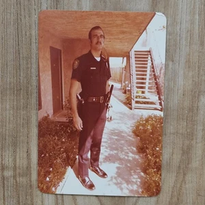 VINTAGE PHOTO 1980'S LOS ANGELES CITY OFFICER COP IN APARTMENT COMPLEX - Picture 1 of 4