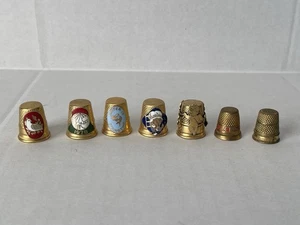 Lotto di 7 ditali in metallo ottone dorato Lillian Vernon Betsy Ross Cherubini Toledo - Foto 1 di 8