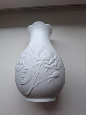 Porzellan, Kaiser , Vase, weiße Rosen - Bild 1 von 4