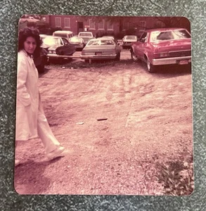FOTO VINTAGE ENCONTRADA Mujer Pasando Coches Clásicos Vintage 1976 - Imagen 1 de 4