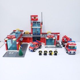 Lego 2007 City Fire Station 7945 No Box 1/3 Manuals 99% Complete