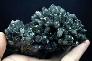 495,3g Nuovo Raro Scheletro NATURALE Elestiale Verde QUARZO Cristallo Grappolo Esemplare - Foto 1 di 12