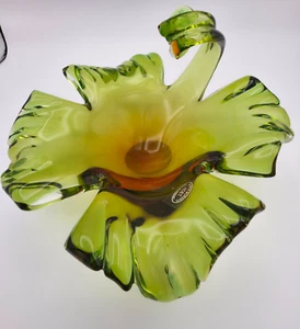 Cuenco de vidrio artístico vintage verde ámbar con volantes decorativo hecho a mano en Venezuela MCM - Imagen 1 de 18