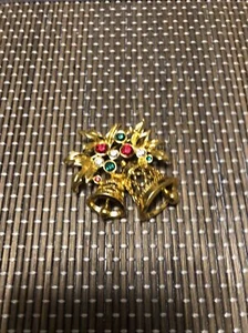 Vintage Gold Tone Red/Green Rhinestone Bells Avon Christmas Brooch Pin - Picture 1 of 3