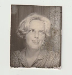 CABINA DE FOTOS VINTAGE - MUJER JOVEN BONITA Y DIVERTIDA, OJOS CRUZADOS, LENGUA FUERA - Imagen 1 de 1