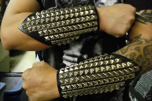 STUDED LEATHER GAUNTLET. POWER METAL (MDLG0103)..... CANNIBAL CORPSE - Picture 1 of 9