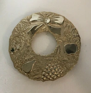 Corona de Navidad vintage de metal dorado con vajilla trivet de frutas hecha en Italia 9" - Imagen 1 de 9