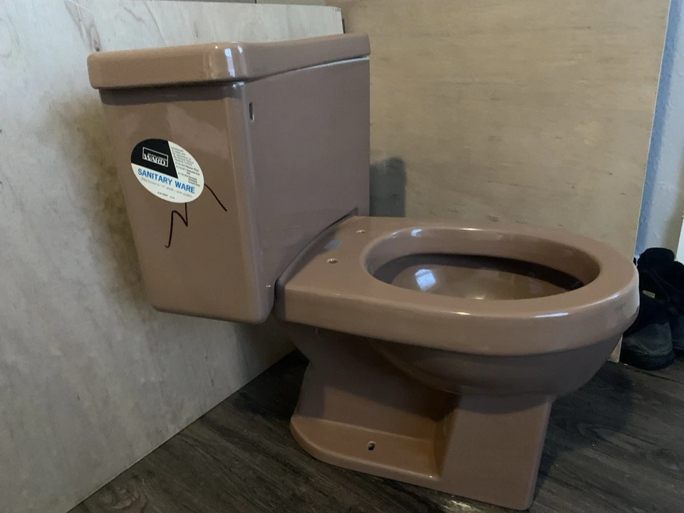 Vaso sanitário de porcelana vintage da década de 1970 Montgomery Ward marrom - Imagem 1 de 4