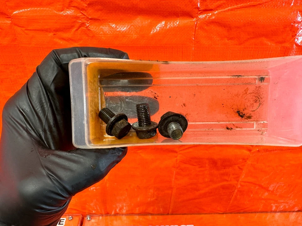 00-05 TOYOTA CELICA - PERNOS DE MONTAJE DEL MOTOR TRASERO HERRAJES - OEM #250 Foto 1 de 4