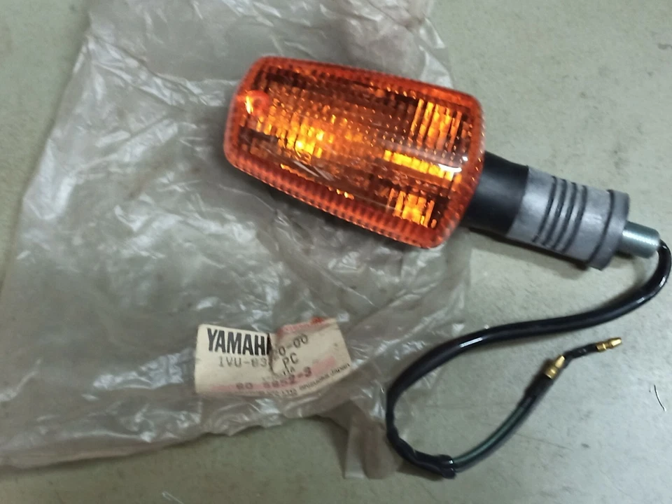 freccia DX R turn signal YAMAHA FZ750 FZ FZR RD 350 1VU-83320-00-00 1VU833200000 - Bild 1 von 1
