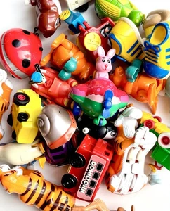 Gran lote de 23 juguetes de cuerda de plástico de colección. Disney, Wendy’s, marca Tomy y otros - Imagen 1 de 6