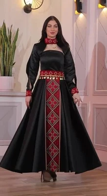 Vestido Thobe bordado palestino para mujer manga abierta con detalles de satén y monedas Foto 1 de 4