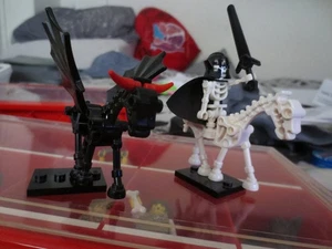 Lego Castle Skelett Minifigur mit Skelett Pferd und geflügeltem schwarzen Pferd - Bild 1 von 3