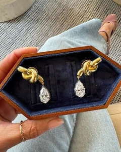 Ohrring 0,40 kt zwei VS1 birnenförmig im Labor gezüchtete Diamanten Hitch Knoten 18 kt Gelbgold - Bild 1 von 10