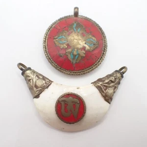Par de cuentas focales de coral turquesa con incrustaciones de metal con concha de Nepal ornamentadas antigua Asia Estate - Imagen 1 de 8