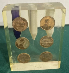De colección 1970-1971 Lincoln Cent Pennys Lucite Pisapapeles Pluma Porta Lápices MONEDA - Imagen 1 de 12