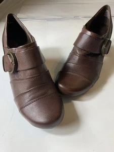 BareTraps Leather Womans Block Heel Shoes Brown Size 8M Side Buckle 2 1/2” Heel - Picture 1 of 8