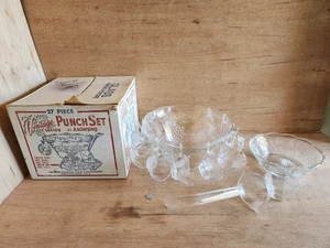 Punch Bowl Set Ancoraggio Gancio Trasparente 12 Tazze Una Ciotola/Base Mestolo 11 Appendiabiti Vintage - Foto 1 di 24