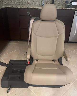 Asiento Toyota Sienna segunda fila lado izquierdo para 8 pasajeros 2021-2024 cuero beige Foto 1 de 4