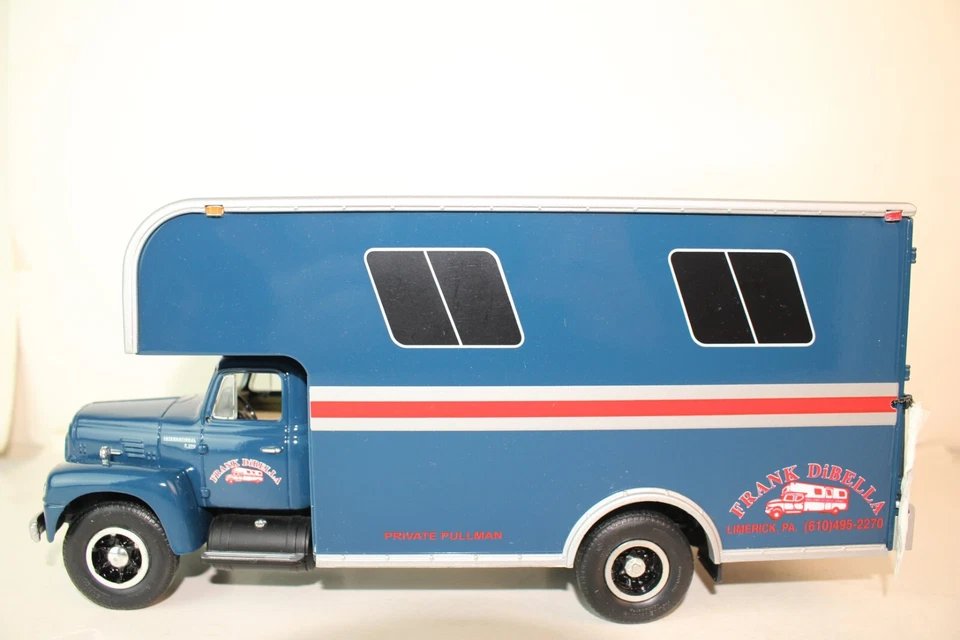 Furgoneta de mudanza de caballos First Gear 1957 International R-200 escala 1:34 Foto 1 de 4