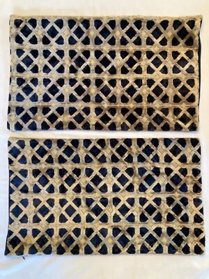 Dos fundas de almohada de terciopelo con respaldo geométrico azul oscuro y beige 23" x 13,5" Foto 1 de 4