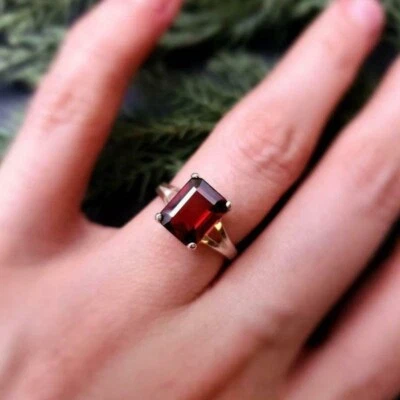 Anillo solitario para mujer corte esmeralda creado en laboratorio rubí enchapado en oro amarillo de 14 k Foto 1 de 4