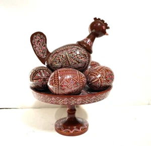 Ukrainisches handbemaltes Huhn und Eier aus Holz auf Sockel - Bild 1 von 5