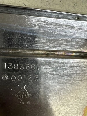 Moldura de guardabarros delantero inferior GM 1383807 LH 1968-69 Buick Riviera & Riviera GS NOS Foto 1 de 4