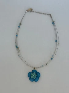 Collar Gargantilla NY Flor Azul y Cuentas Tono Plateado Súper Lindo - Imagen 1 de 5
