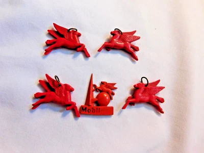 Lote de 5 dijes Mobil gasolina rojo plástico volador Pegaso vintage Foto 1 de 4