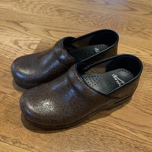 Dansko Professional Brown Floral Embossed Leather Nurse Clogs Womens Sz 37 6.5-7 - Picture 1 of 9