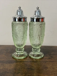 TIARA/INDIANA Glass Sandwich Chantilly Green 5” Salt and Pepper Shaker Set VTG - Picture 1 of 4