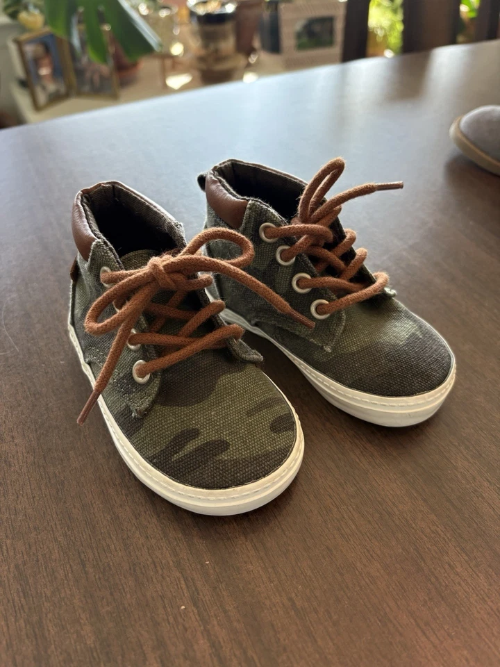 Antiguo paquete de zapatillas altas azul marino y libro Chukka (2 pares) - niño pequeño talla 5 Foto 1 de 4