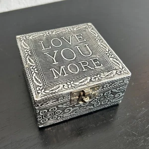 Caja de baratijas cuadrada vintage - tono plata - te amo más - diseño intrincado de 4x4x2" - Imagen 1 de 8