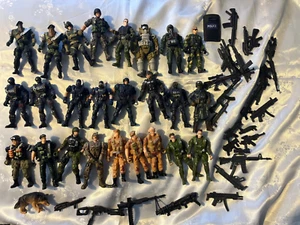 Military Police toy lot - knock off G. I. Joe - 25 figures and bunch of weapons - Bild 1 von 5