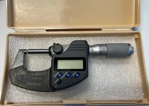 Mitutoyo 293-348 Digimatic Outside Micrometer, 0-1"/25mm, .00005"/0.001mm w/Case - Picture 1 of 3