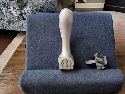 Prensa de ajo de chef mimada con herramienta de limpieza #2575 plata mate Foto 1 de 4