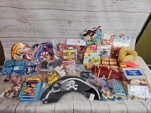LOTE FIESTA PIRATA CUMPLEAÑOS Máscaras piratas Bolsas de botín Mapas del tesoro Libros de actividades + - Imagen 1 de 21