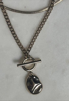 Collar colgante martillado J Crew con cierre de barra en T en capas tono dorado Foto 1 de 4